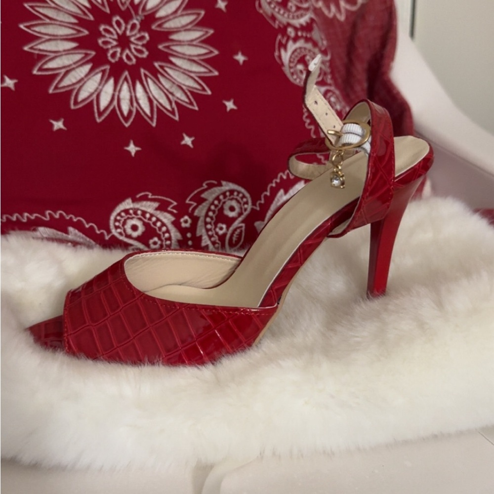 Red sandal 3.5 inches hill